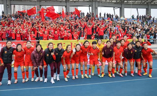 V站资讯-【邀请赛】邵子钦戴帽张馨远射 女足5比1泰国夺冠